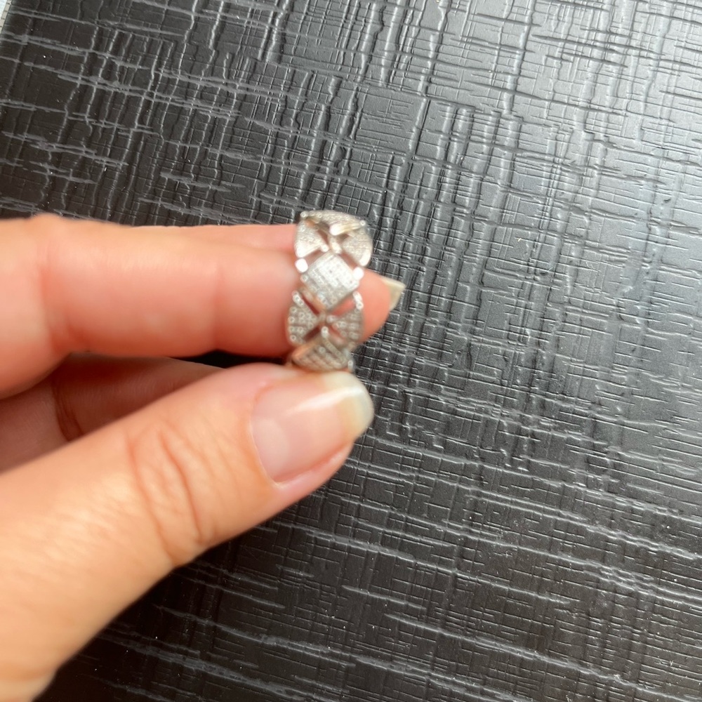 Womens ring, silver with clear stones. New. Size 6